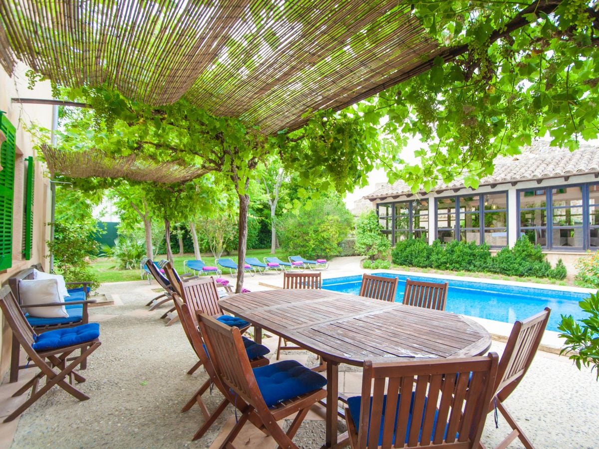 Möblierte Terrasse mit Blick zum Garten und Pool