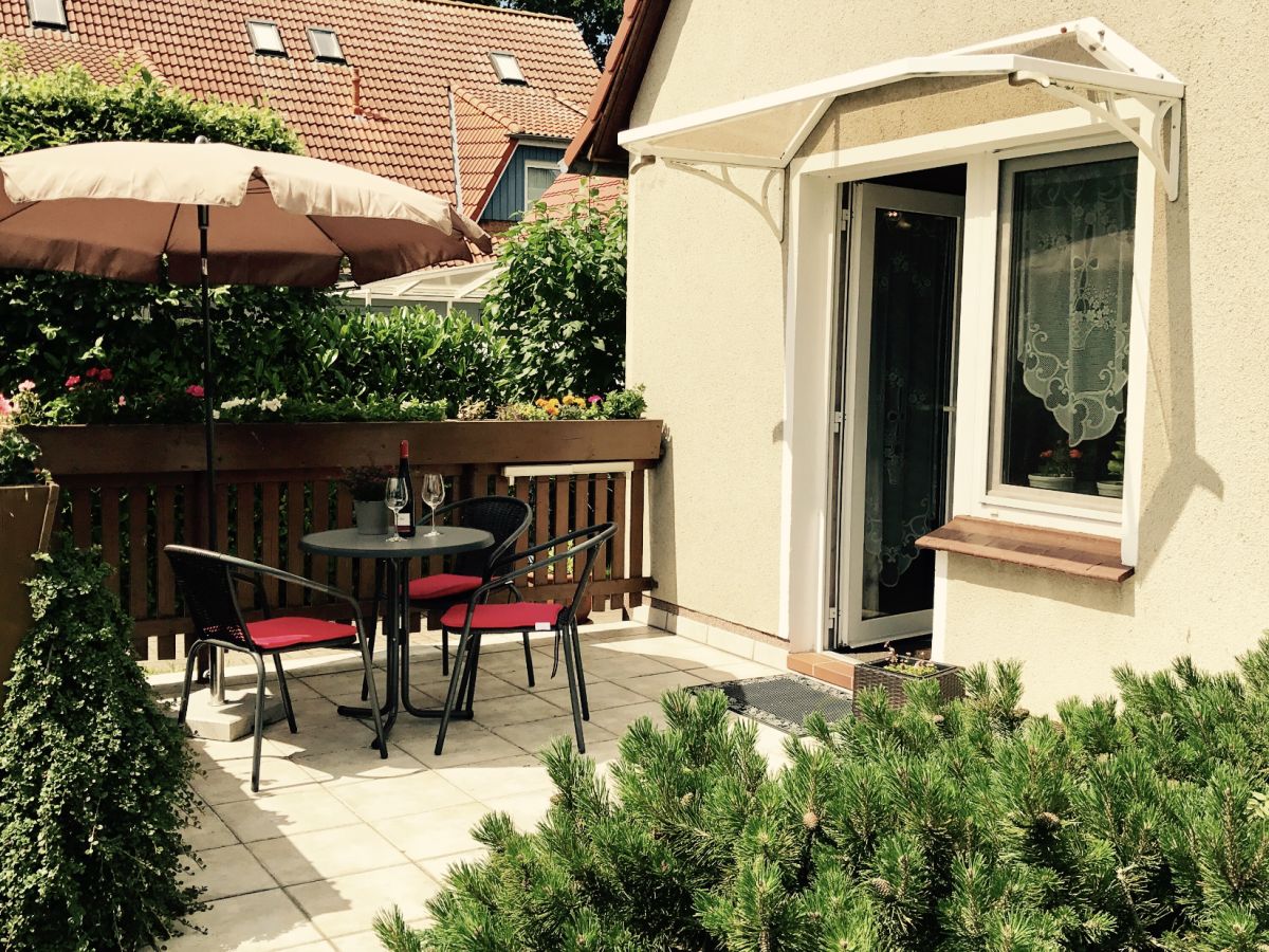 Süd-Terrasse mit Gartenmöbel