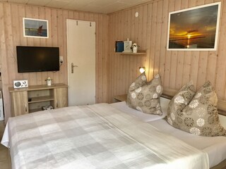 Schlafbereich mit Tür zum Bad