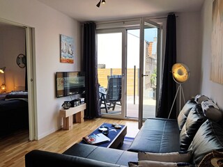 Wohnbereich mit Blick zur Terrasse und ins Schlafzimmer