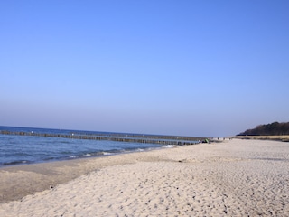 blauer Himmel weisser Strand