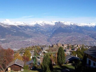 Blick aus dem Wohnszimmer ins Rhone-Tal