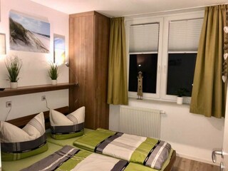 Das zweite Schlafzimmer auch mit Doppelbett und Kleiderschrank