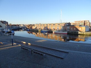 Blick auf Hafen: ankommendes Fischerboot