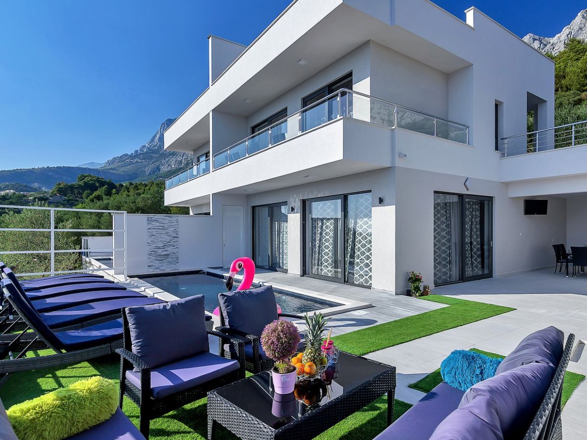 Ferienhaus Nera Makarska  mit Pool und Sonnenliegen