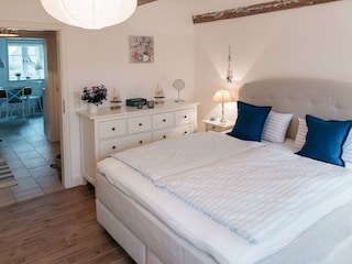Das helle Schlafzimmer mit großem Doppelbett