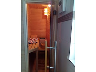 Im Bad befindet sich die Sauna