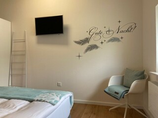 Schöne Träume im freundlich eingerichtetem Schlafzimmer