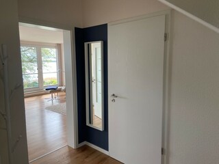 Flur mit Spiegel und Garderobe