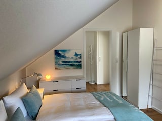 Schlafzimmer mit Stauraum und Ablage