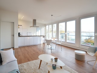 Helles Wohnzimmer mit Blick auf den Wittensee
