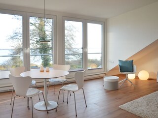 Wohn-Esszimmer mit Arne Jacobsen Designklassikern