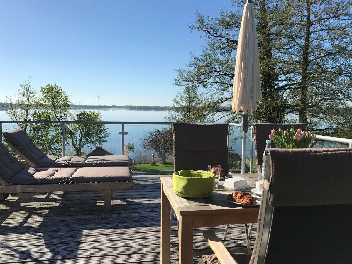 Balkon mit Liegen und Seeblick