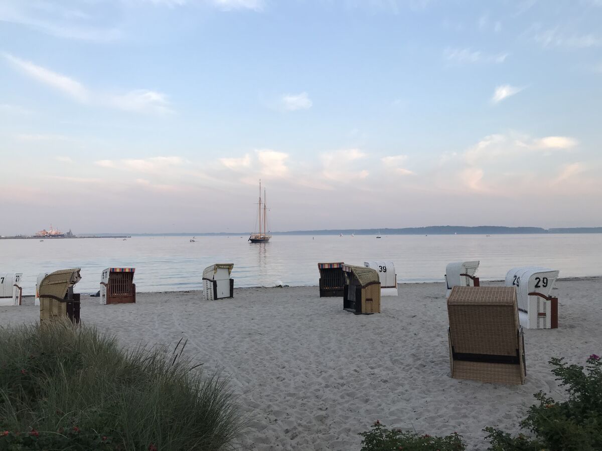 Strand von Eckernförde mit Zweimaster