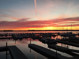 Traumhafter Sonnenuntergang in unserem Hafen