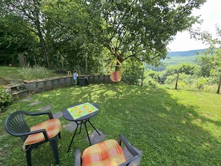 Garten mit Spielwiese und Seelenschaukel