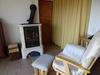 Kaminfeuer im Schaukelstuhl genießen