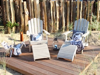 Sonnen auf dem Sonnendeck im Strand