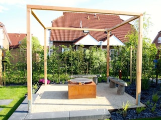 Der Feuerplatz mit Granitbänken