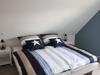 3 Schlafzimmer mit Doppelbett, Schrank und TV