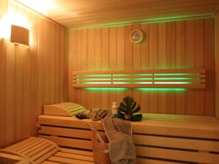 Hauseigene Sauna mit viel Glas