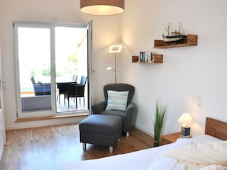 Schlafzimmer mit Zugang zum Süd- und Nordbalkon