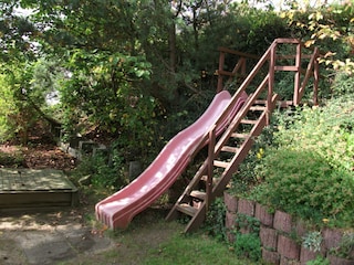 Rutsche im Garten