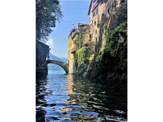 Schwimmen beim Wasserfall hinter der Bruecke