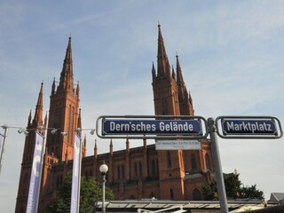 Marktplatz/Rathaus/Landtag (400 m entfernt)