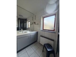 Badezimmer (EG)