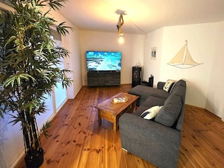 Wohnzimmer mit Relaxcouch,  TV und Kamin