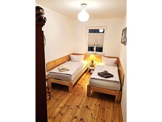 kleines Schlafzimmer mit 2 Einzelbetten