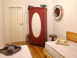 Kleiderschrank im kleinen Schlafzimmer