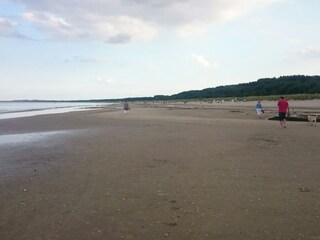 bis zu 80 m breiter Sandstrand