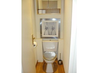 Eins der beiden separaten WC