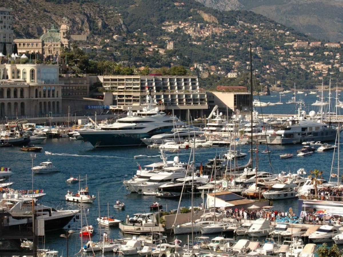 Monaco's Hafen mit Bars & Restaurants