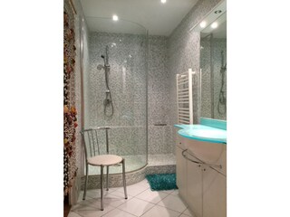 Dusche mit Waschmöbel und Bidet