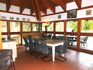 großer Esszimmerbereich mit Blick in die Natur