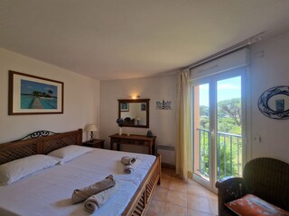 Schlafzimmer mit Klimanlage und Gartenblick