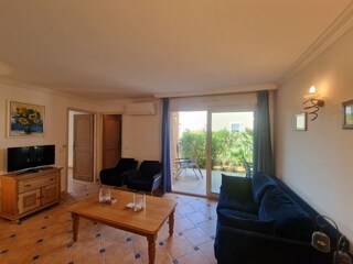 Wohnzimmer mit Fernsehen und Klimanlage