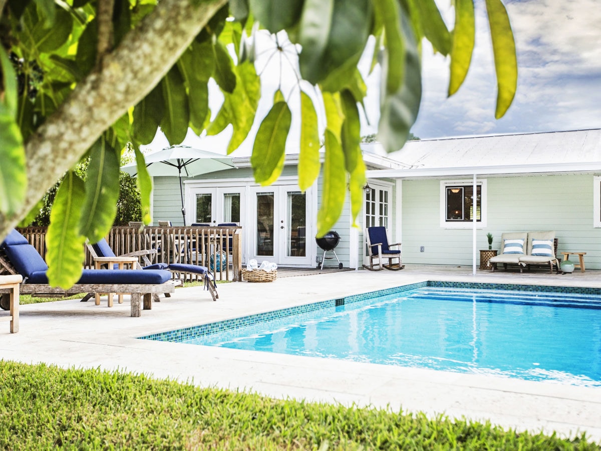 Relaxing pool area im exotischen Garten