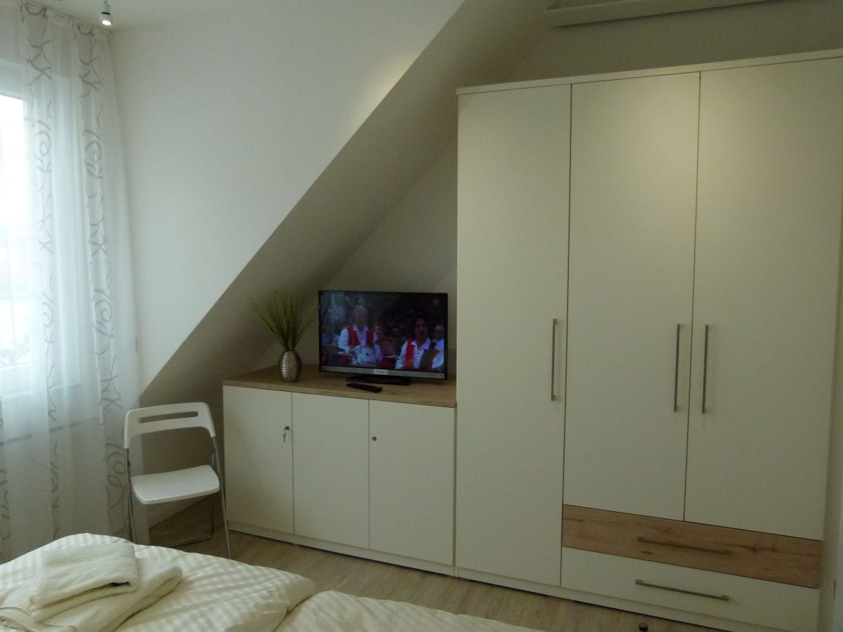 Schlafzimmer 1 mit TV und Schrank