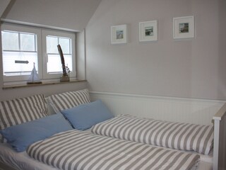 Kleines Schlafzimmer im OG als Doppelbett