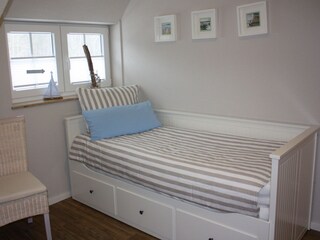 Kleines Schlafzimmer im OG als Einzelbett