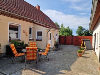 Innenhof und Seiteneingang