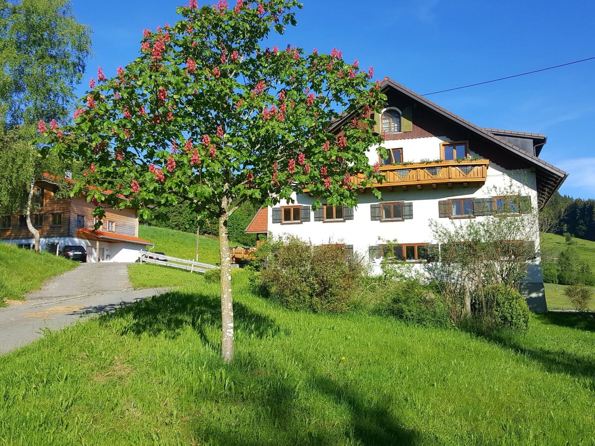 Bauernhaus im Frühling