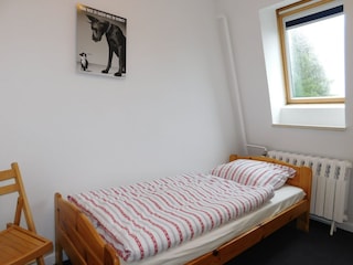 Schlafzimmer mit einem Bett