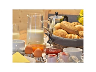 Täglich frische Milch , Brötchen und Eier