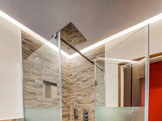 Freundliches Badezimmer mit Dusche und Fenster