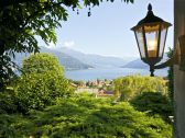 Traumhafte Sicht auf Germignaga, den See und die Berge